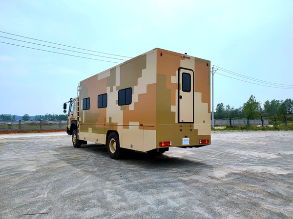 重汽豪沃四驅(qū)野戰(zhàn)宿營(yíng)車(chē)（12人）