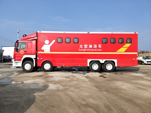 重汽豪沃前四后八淋浴車(chē)