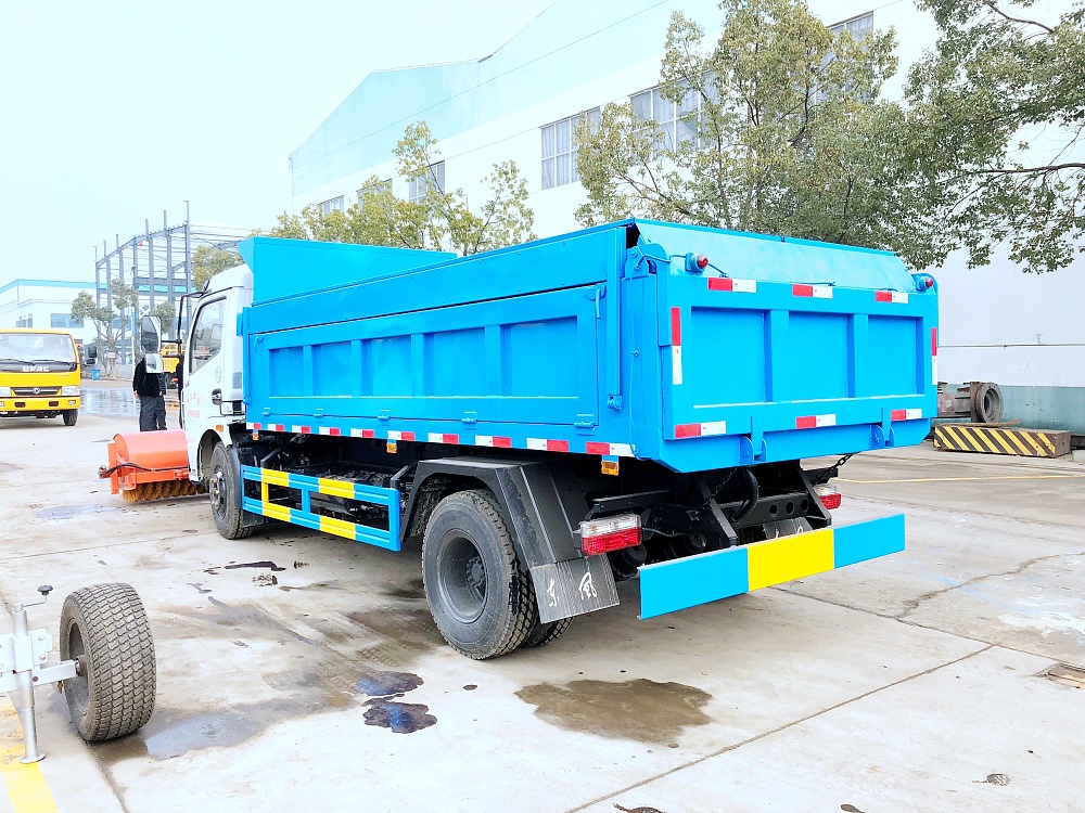 東風(fēng)大多利卡自卸垃圾車(chē)帶滾刷掃雪機(jī)